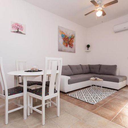 Lara - Apartment Near The Beach Vrbnik Exterior photo