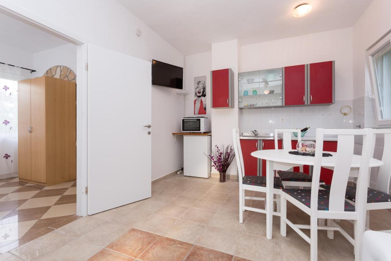 Lara - Apartment Near The Beach Vrbnik Exterior photo